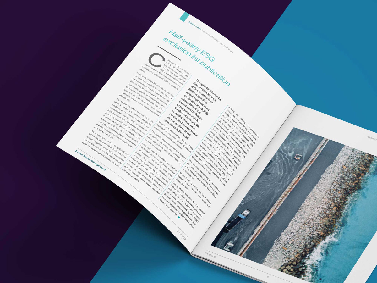 Vue d'une double page du rapport ESG pour Exane Asset Management. Le design éditorial équilibre une mise en page textuelle structurée en colonnes à gauche avec une grande photographie aérienne d'un paysage côtier à droite. Ce contraste visuel met en valeur le dossier du semestre tout en offrant une expérience de lecture agréable.